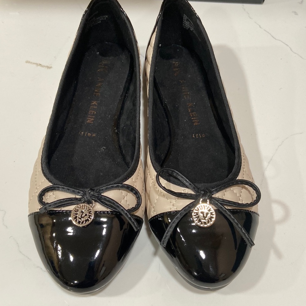 ANNE KLEIN BLACK & CREAM LOFTER- SIZE 6.5